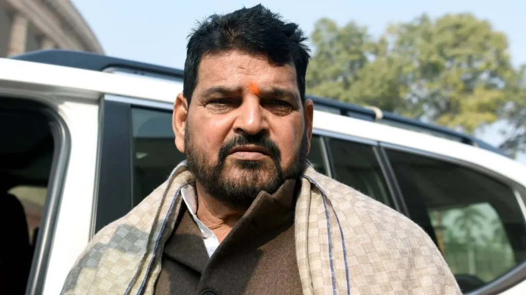 शाम को आ जाइए फांसी पर लटक जाते हैं… ,पत्रकारों ने पूछा सवाल तो भड़के बृजभूषण शरण