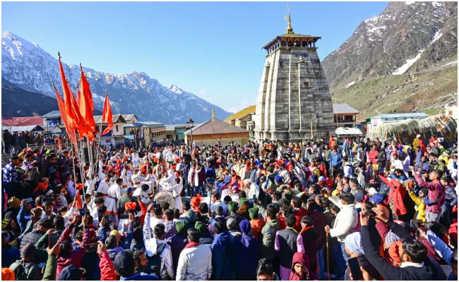चारधाम यात्रा: भीड़ देख सरकार के छूटे पसीने, दर्शन के इंतजार में 31 लाख लोग