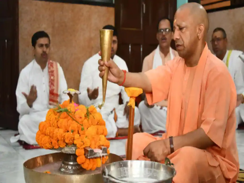 अक्षय तृतीया पर सीएम योगी ने गोरखनाथ मंदिर में किया रुद्राभिषेक, प्रदेशवासियों के सुख-समृद्धि की कामना की