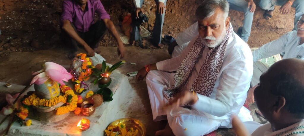 पंचायत एवं ग्रामीण विकास मंत्री प्रहलाद पटेल ने बावनथडी नदी के उद्गम स्थल की पूजन अर्चन कर किया पौध रोपण