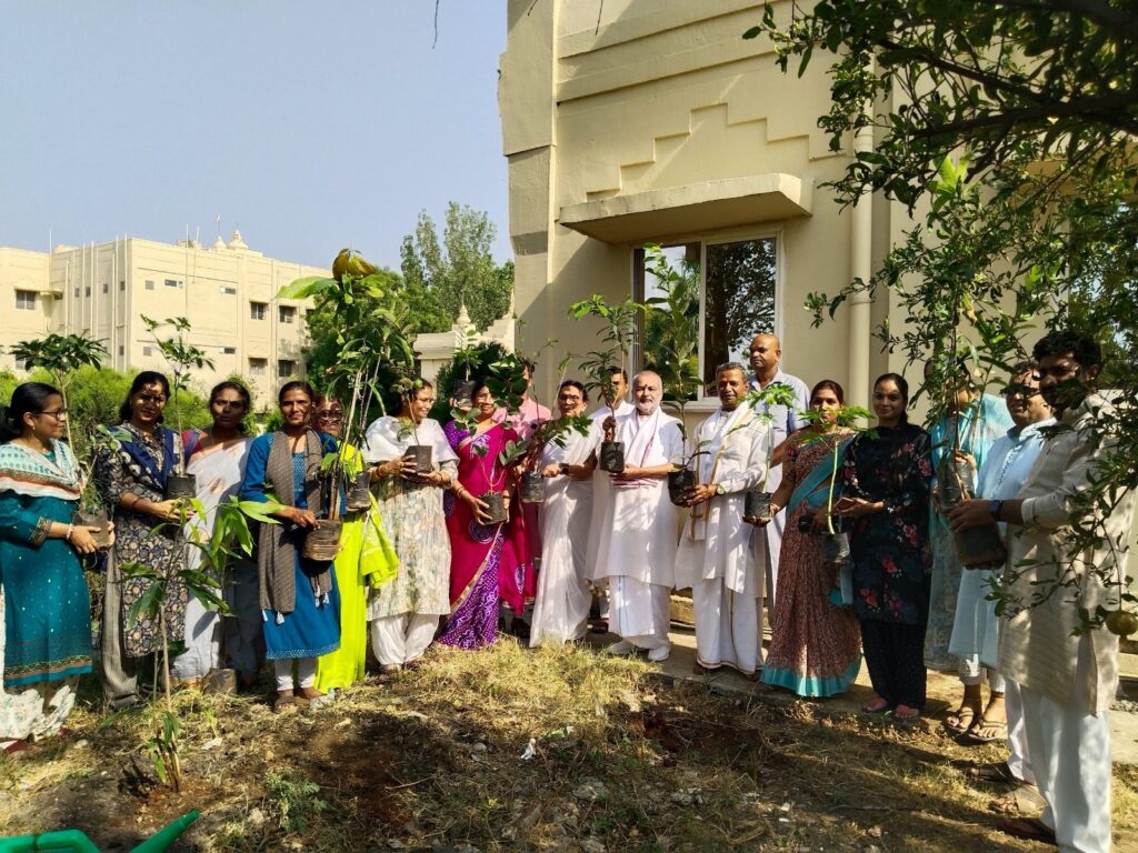 ब्रह्मचारी गिरीश और कुलपति प्रोफेसर भुवनेश शर्मा ने विश्व पर्यावरण दिवस के अवसर पर किया वृक्षारोपण