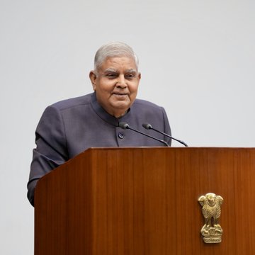सिविल सेवक राजनीतिक व्यवस्थाओं से अनुग्रहित नहीं हो सकते- उपराष्ट्रपति