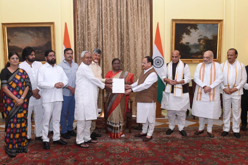 भाजपा प्रतिनिधिमंडल ने पीएम मोदी को भाजपा संसदीय दल के नेता चुने जाने पर राष्ट्रपति को सौंपा समर्थन पत्र
