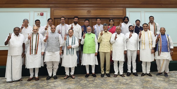 सरकार बनाने की कवायद तेज, NDA ने नरेंद्र मोदी को चुना संसदीय दल का नेता