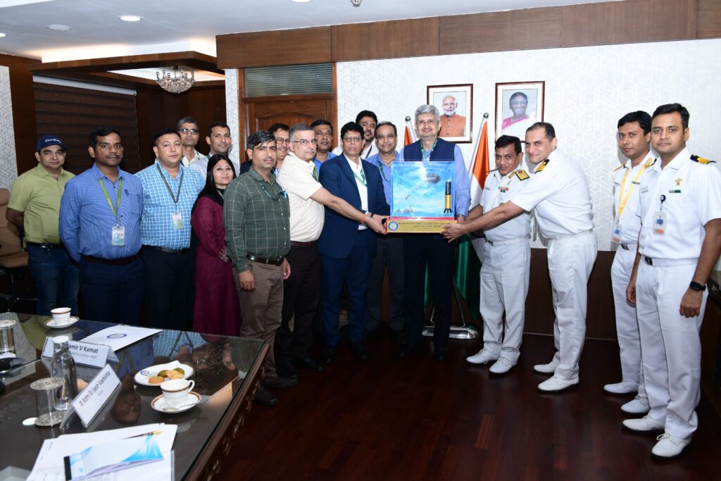 डीआरडीओ ने मध्यम दूरी के माइक्रोवेव ऑब्स्क्यूरेंट चैफ रॉकेट भारतीय नौसेना को सौंपा