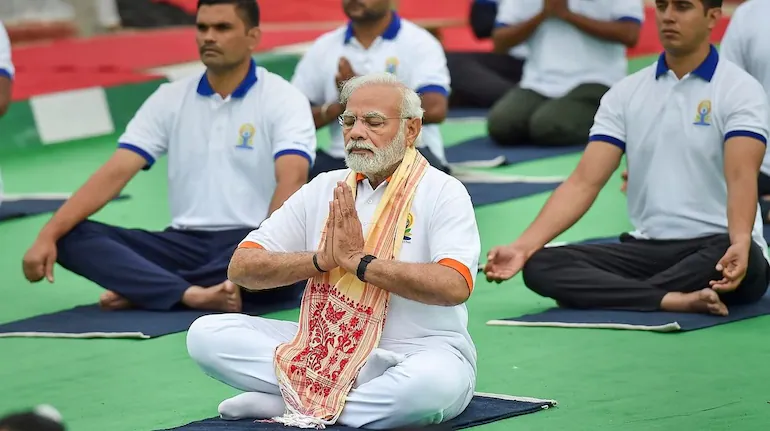 दुनिया भर में आज मनाया जा रहा योग दिवस, पीएम मोदी कश्मीर में कर रहे योग