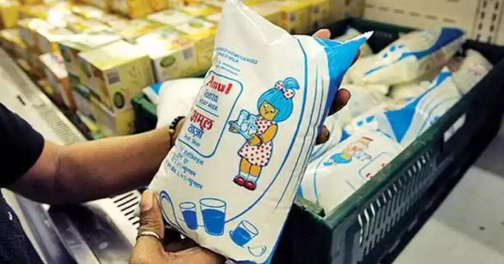 Amul दूध आज से हुआ महंगा, इतने रुपए प्रति लीटर की हुई बढ़ोतरी, यहाँ जानें क्या हैं नए रेट