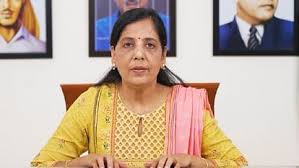 दिल्ली हाईकोर्ट ने सुनीता केजरीवाल को लगाई फटकार, जारी किया नोटिस