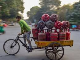महीने के पहले ही दिन आई अच्छी खबर,ऑयल मार्केटिंग कंपनियों ने 72 रुपये घटे एलपीजी सिलेंडर के दाम