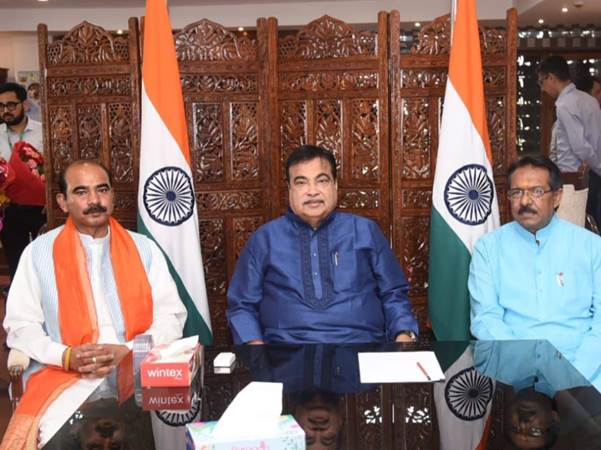 नितिन गड़करी ने केंद्रीय सड़क परिवहन और राजमार्ग मंत्री के रूप में कार्यभार संभाला