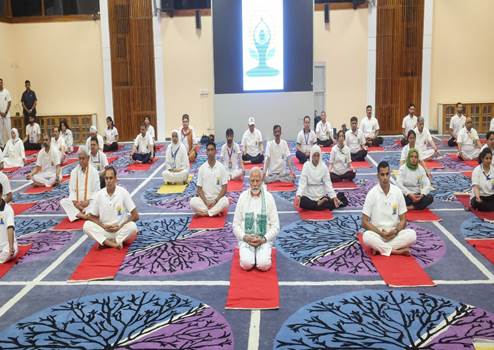 अंतर्राष्ट्रीय योग दिवस पर खादी के बने योग परिधानों और मैट की बंपर बिक्री