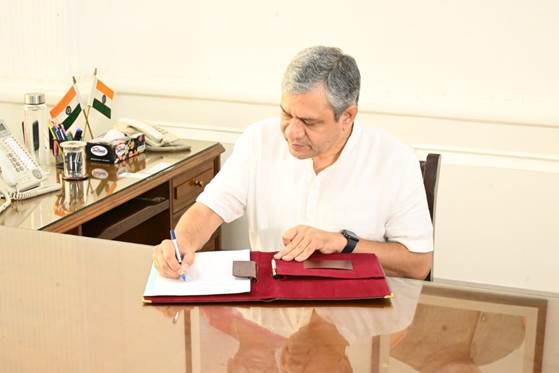 सरकार लोगों की सेवा के लिए प्रतिबद्ध, कैबिनेट का प्रथम निर्णय गरीबों को समर्पित: अश्विनी वैष्णव