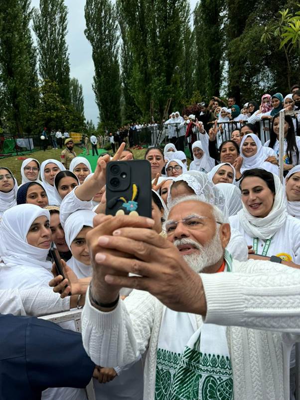 हजारों निर्भीक कश्मीर वासियों ने श्रीनगर में प्रधानमंत्री नरेन्द्र मोदी के साथ 10वां अंतर्राष्ट्रीय योग दिवस मनाया