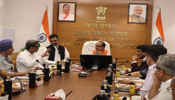 शिवराज सिंह चौहान ने ग्रामीण विकास मंत्रालय की विभिन्न योजनाओं की आगामी 100 दिनों की कार्य योजना पर बैठक की