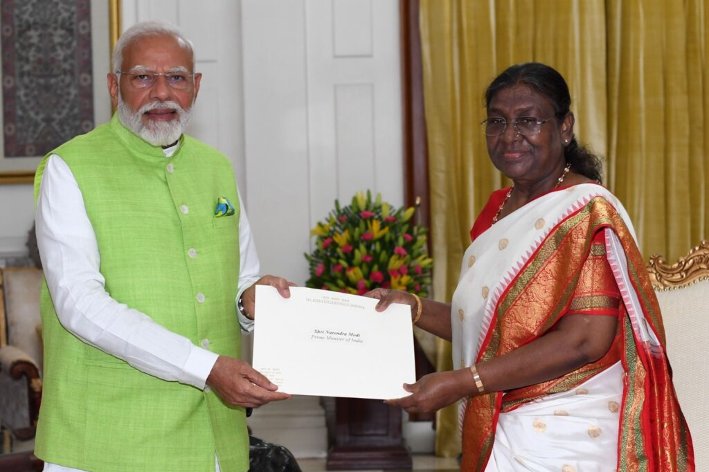 नरेंद्र मोदी ने पीएम पद से दिया इस्तीफा, राष्ट्रपति ने किया मंजूर, बने रहेंगे कार्यवाहक प्रधानमंत्री