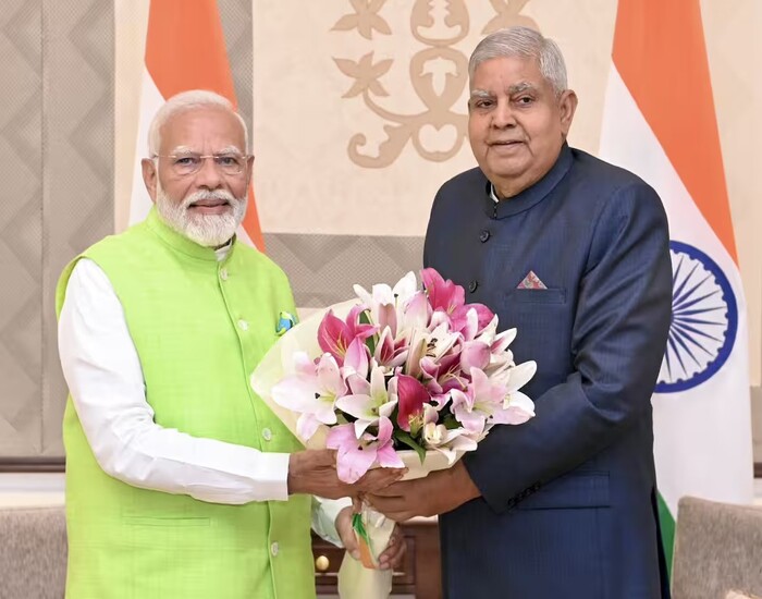 उपराष्ट्रपति धनखड़ ने पीएम मोदी को गिफ्ट में दी उनकी सबसे प्रिय चीज, तोहफे में छिपे हैं कई राज