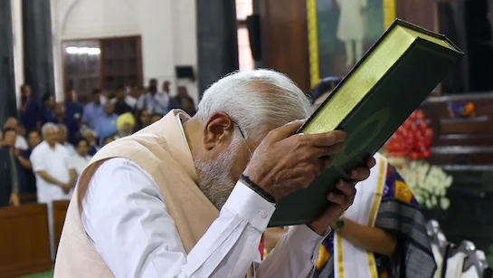 NDA के सभी घटक दलों ने नरेंद्र मोदी को चुना संसदीय दल का नेता, संसद पहुंचकर पीएम ने संविधान के आगे नवाया शीश