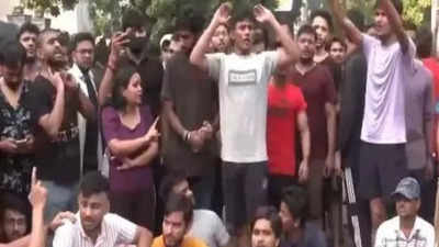 दिल्ली के ओल्ड राजेंद्र नगर में बेसमेंट हादसे के बाद कोचिंग संस्थानों का विरोध