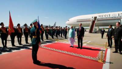 पीएम मोदी का रूस में भव्य स्वागत, एयरपोर्ट पर गार्ड ऑफ ऑनर से सम्मानित