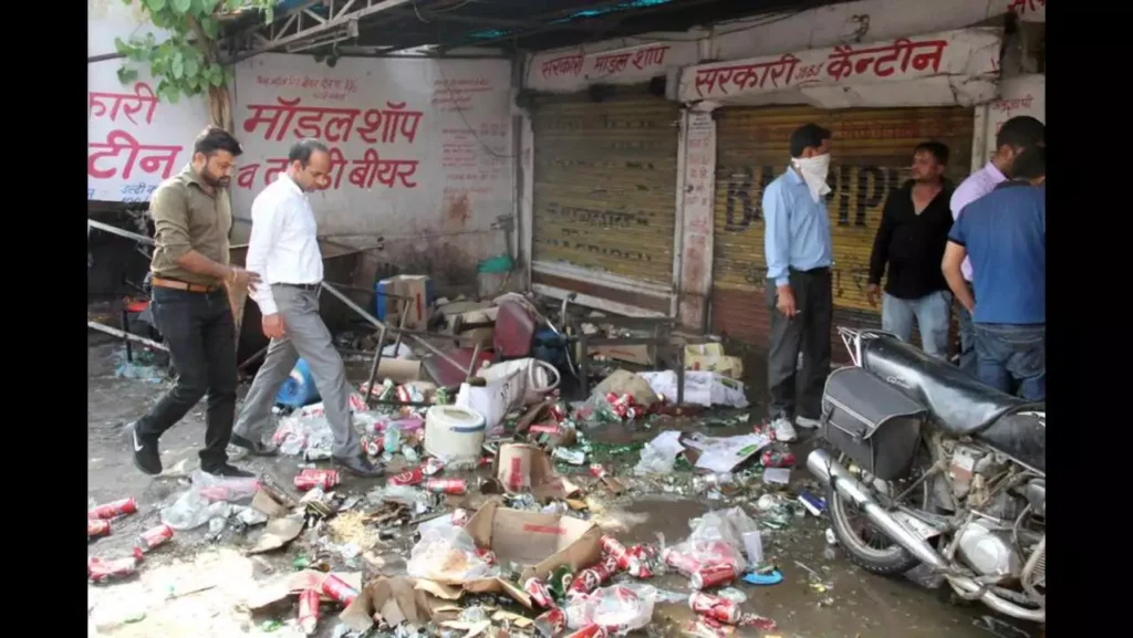 गाजियाबाद में कांवड़ियों का उपद्रव: शराब की दुकान पर हमला, दुकान में तोड़फोड़ और पत्थरबाजी