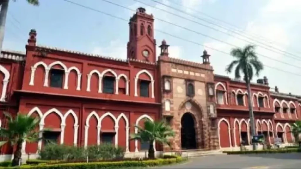 अलीगढ़ मुस्लिम विश्वविद्यालय (AMU) के कैंपस में फायरिंग: दो कर्मचारी घायल, हमलावर गिरफ्तार