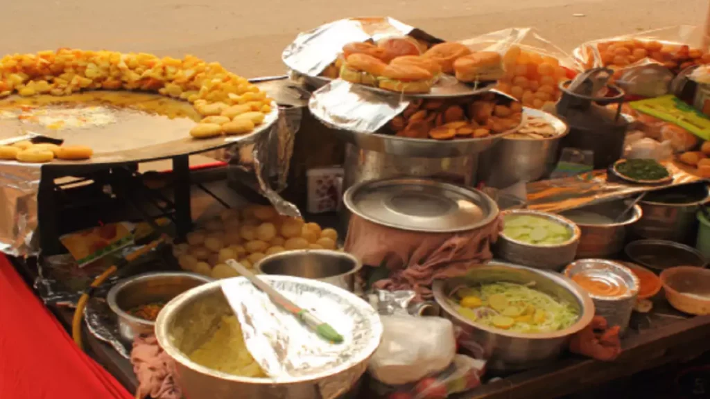 सड़क किनारे स्ट्रीट फूड में प्रतिबंधित रंगों का उपयोग: लखनऊ में एफएसडीए की छापेमारी से हुआ खुलासा