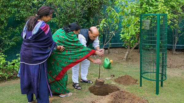 रक्षा मंत्रालय ‘एक पेड़ मां के नाम’ अभियान के तहत स्वतंत्रता दिवस 2024 के अवसर पर 15 लाख पेड़ लगाएगा