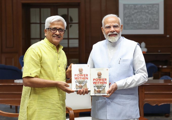 प्रधानमंत्री ने डॉ. आर. बालासुब्रमण्यम की पुस्तक ‘पावर विदिन: द लीडरशिप लिगेसी ऑफ नरेन्द्र मोदी’ की प्रति पर किए हस्ताक्षर