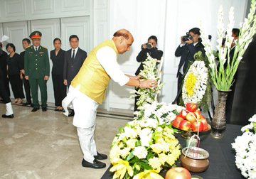 रक्षा मंत्री राजनाथ सिंह ने वियतनाम के महासचिव गुयेन फु ट्रोंग को अर्पित की श्रद्धांजलि
