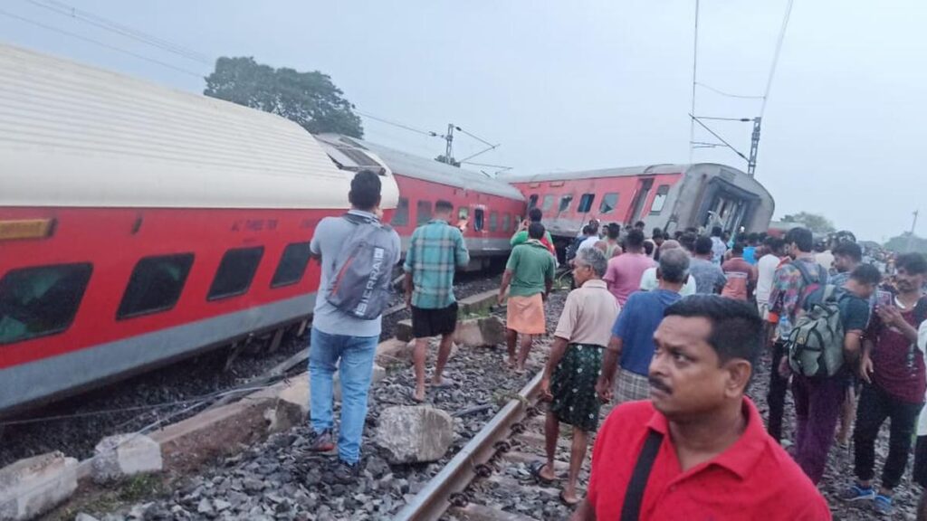 झारखंड में हावड़ा-मुंबई एक्सप्रेस ट्रेन हादसा: 18 कोच पटरी से उतरे, दो यात्रियों की मौत, 20 से ज्यादा घायल