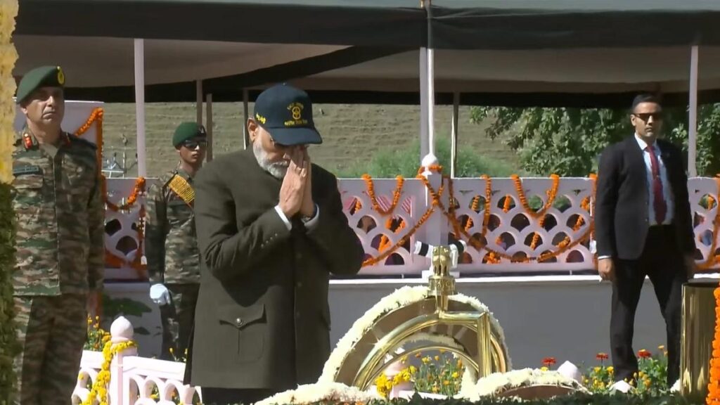 देश मना रहा है 25वां कारगिल विजय दिवस: प्रधानमंत्री मोदी ने द्रास में शहीदों को दी श्रद्धांजलि