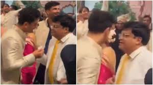 कौन था यह शख्स जिसने अंबानी के फंक्शन में रणबीर कपूर को दिया था बिजनेस कार्ड?