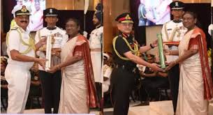 राष्ट्रपति ने रक्षा अलंकरण समारोह (दूसरा चरण) के दौरान 31 पीवीएसएम, चार यूवाईएसएम, एवीएसएम के दो बार और 57 एवीएसएम अलंकरण किए प्रदान
