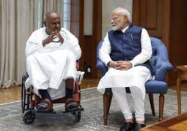 प्रधानमंत्री नरेन्द्र मोदी ने पूर्व प्रधानमंत्री एच.डी. देवेगौड़ा से की भेंट