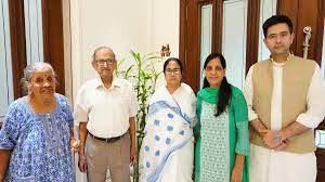 सीएम अरविंद केजरीवाल के परिवार से ममता बनर्जी ने की मुलाकात, माता-पिता का पैर छूकर लिया आशीर्वाद