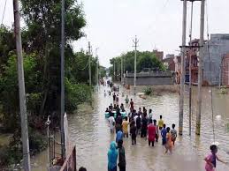 उत्तर पश्चिमी दिल्ली का बवाना बिना बारिश के डूबा, नहर में आई दरार भरने की कोशिश जारी