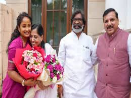 सीएम केजरीवाल की पत्नी से हेमंत सोरेन ने की मुलाकात, कल्पना सोरेन ने लगाया गले, संजय सिंह भी रहे मौजूद