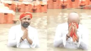 बिहार के डिप्टी सीएम ने 22 महीने बाद उतारी पगड़ी, जानें सरयू नदी में डुबकी लगाकर क्या बोले सम्राट चौधरी