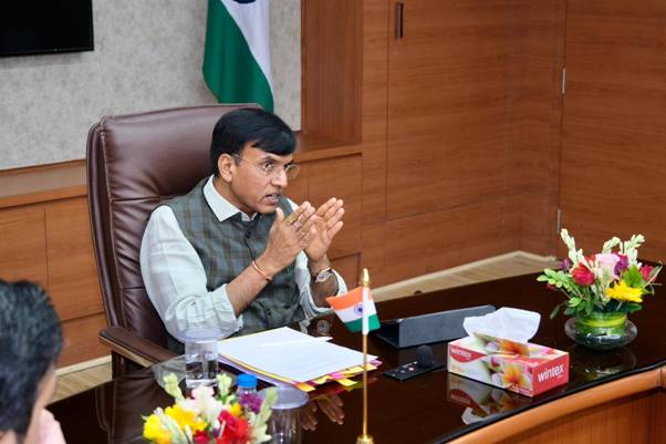 डॉ. मनसुख मांडविया ने राष्ट्रीय युवा पुरस्कार विजेताओं और राष्ट्रीय सेवा योजना पुरस्कार विजेताओं से की बातचीत
