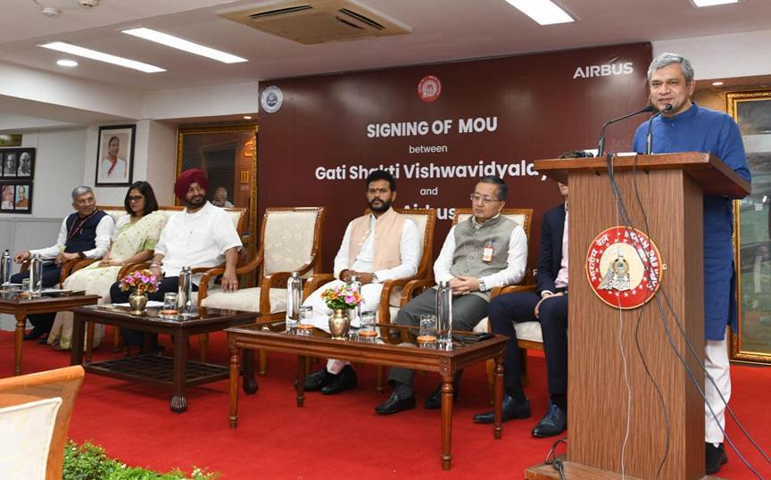 “भारतीय रेल गरीबों, निम्न मध्यम व मध्यम वर्ग के लोगों को किफायती यात्रा की सुविधा प्रदान करने के लिए प्रतिबद्ध है” – अश्विनी वैष्णव