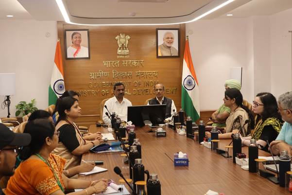 ग्रामीण विकास मंत्रालय और सूक्ष्म, लघु एवं मध्यम उद्यम मंत्रालय ने स्वयं सहायता समूह महिला उद्यमों को बढ़ावा देने के लिए हाथ मिलाया
