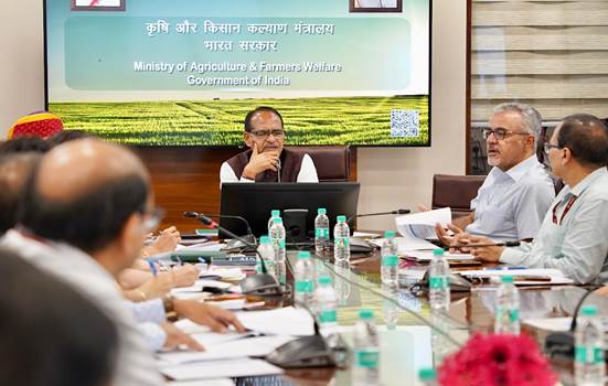 केन्द्रीय कृषि एवं किसान कल्याण तथा ग्रामीण विकास मंत्री शिवराज सिंह चौहान ने खरीफ की बुआई की प्रगति की समीक्षा की