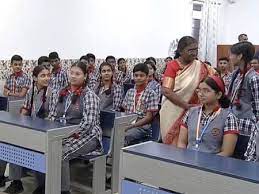 बच्चों के बीच टीचर बनकर पहुंचीं राष्ट्रपति, 9वीं क्लास के बीच इस अंदाज में नजर आईं द्रौपदी मुर्मू