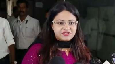 महाराष्ट्र कैडर की आईएएस ऑफिसर पूजा खेडकर विवादों में: उम्र विवाद और झूठी जानकारी के कारण DOPT ने जारी किया कारण बताओ नोटिस