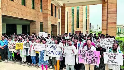 कोलकाता में रेजिडेंट डॉक्टर के साथ रेप और मर्डर के बाद देशभर में डॉक्टरों का गुस्सा भड़का