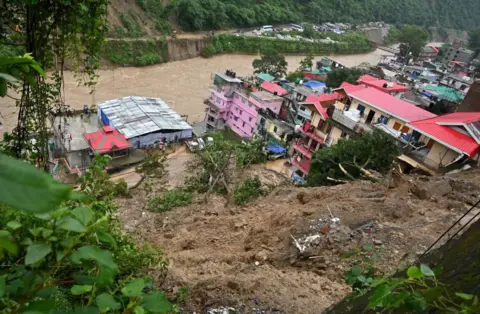 हिमाचल प्रदेश और उत्तराखंड में मॉनसून की तबाही: भूस्खलन और बाढ़ से जनजीवन प्रभावित