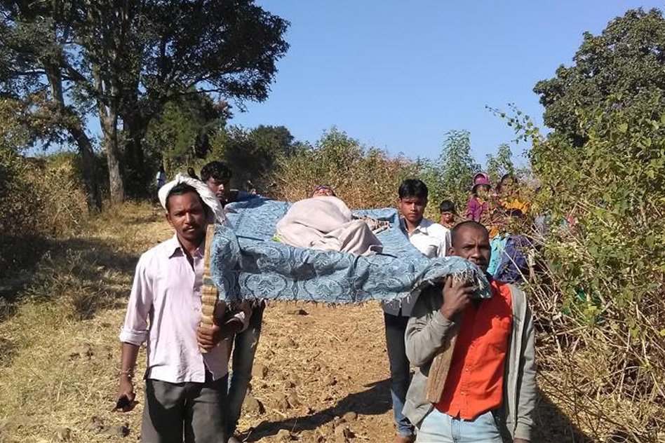 मध्य प्रदेश के रतलाम की सच्चाई: चारपाई पर लादकर इलाज के लिए ले जाते लोग