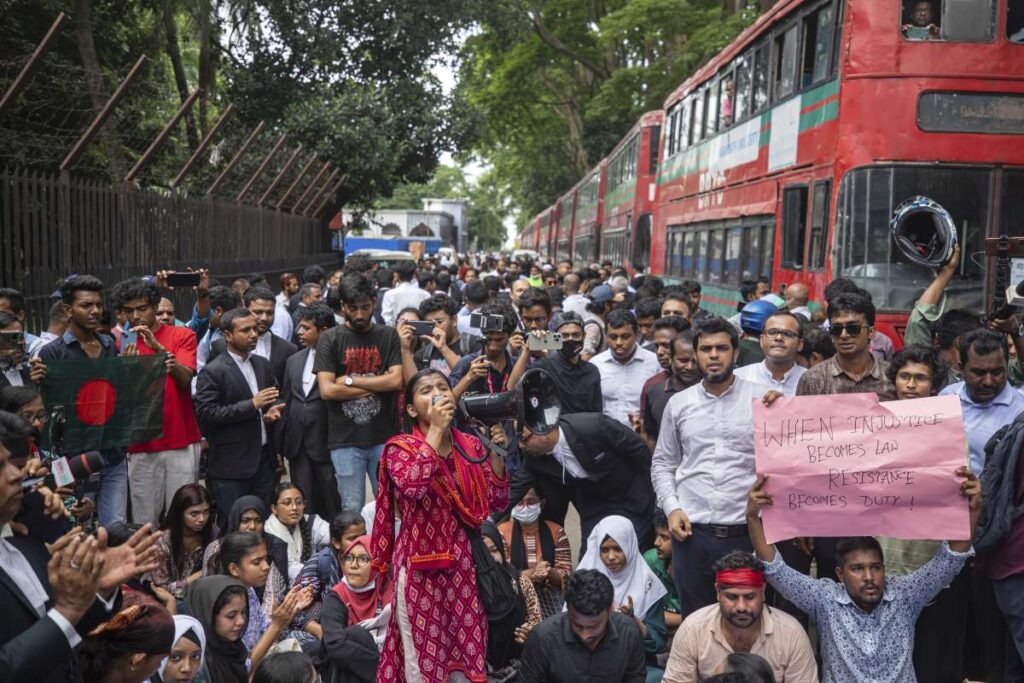बांग्लादेश में आरक्षण के विरोध में हिंसा: प्रधानमंत्री आवास पर हमला