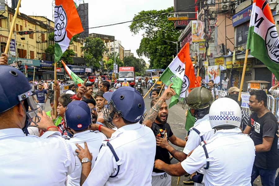 पश्चिम बंगाल में राजनीतिक तनाव: बीजेपी के 12 घंटे के बंद के दौरान हिंसा और तनाव का माहौल
