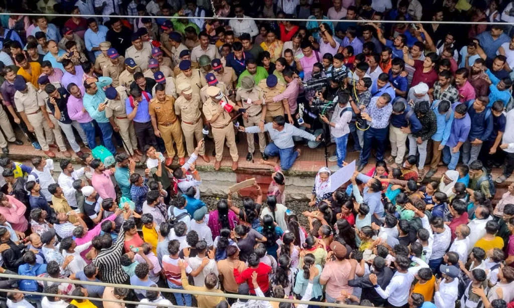 बदलापुर में किंडरगार्टन बच्चियों के साथ यौन उत्पीड़न के बाद बवाल, विरोध प्रदर्शन में 40 गिरफ्तार